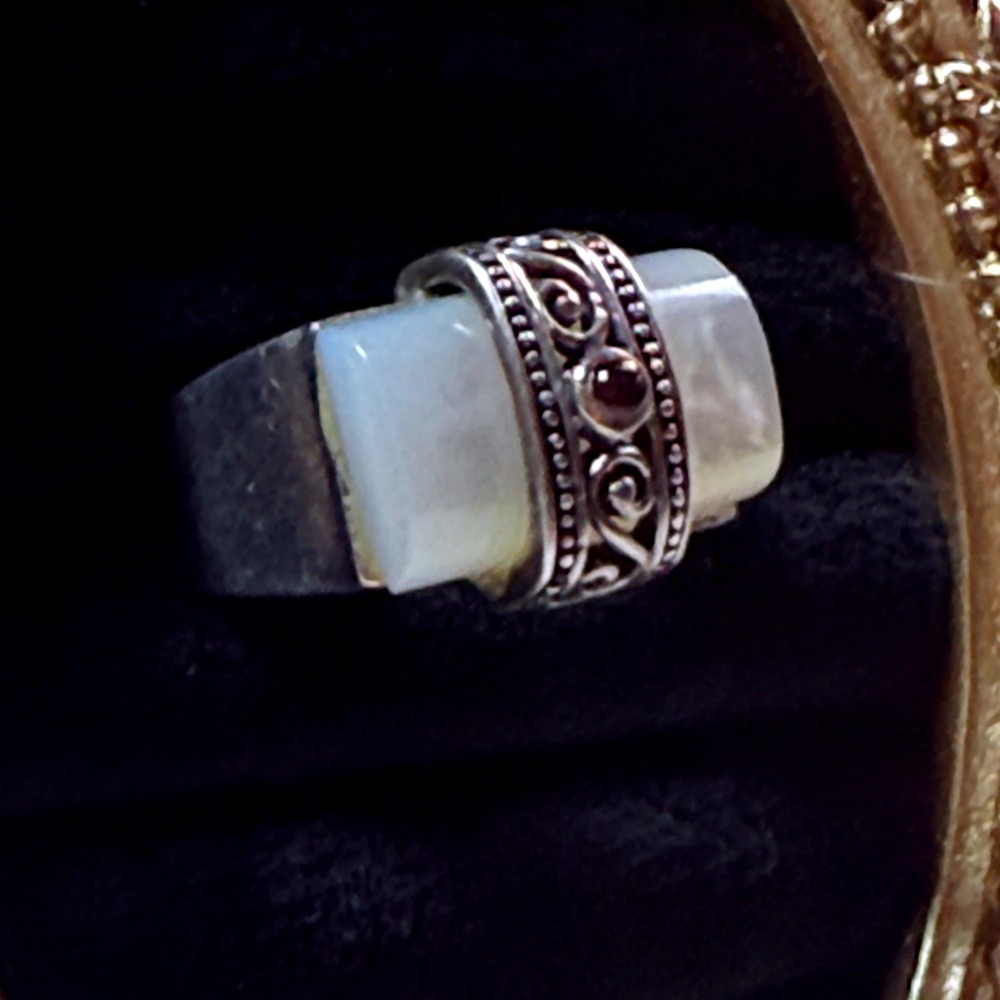 Vintage 925 Sterling Silver Mother Pearl Garnet Ring Size 8.5
